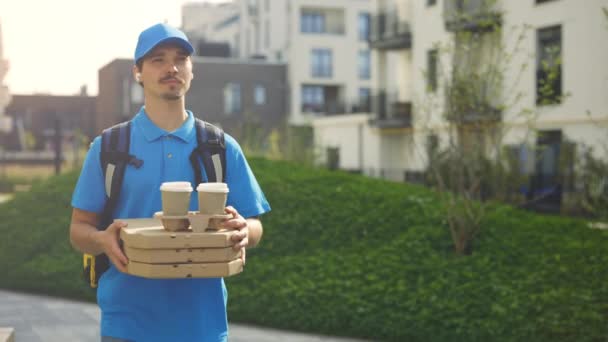 Dostawa Żywności Kurier Męski Niebieskim Kolorze Mundur Pudełkami Pizzy Spacerując — Wideo stockowe