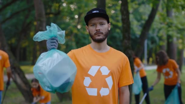 Portrétní Běloch Tričku Symbolem Recycling Symbol Holding Bag Garbage Muž — Stock video