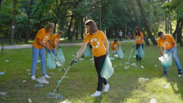 不同的环保积极分子团体志愿者穿着T恤衫 从垃圾中回收象征清洁公园 生态概念 — 图库视频影像