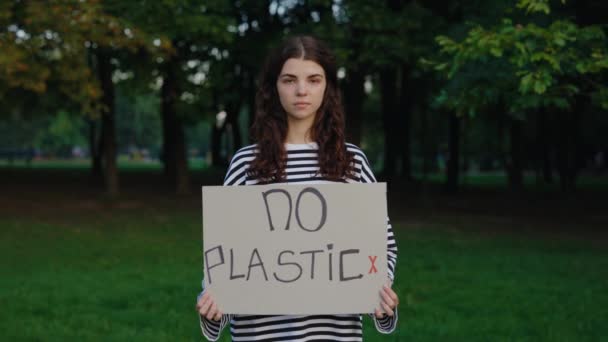 Plastik Posteri Olmayan Genç Kadın Ormandaki Kirliliğe Karşı Protesto Gösteriyor — Stok video