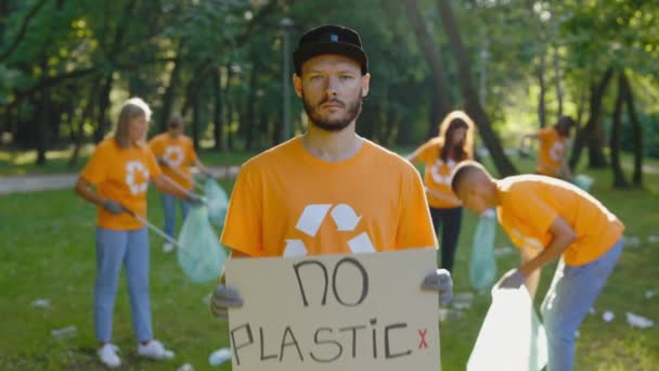Kirli Ormanda Kirliliğe Karşı Protesto Gösteren Plastiksiz Afiş Tutan Beyaz — Stok video