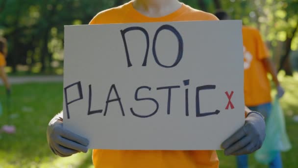 Erkek Eller Kirli Ormanda Plastik Yok Posterini Tutuyor Halka Açık — Stok video