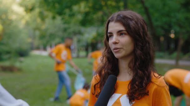 Unga Kaukasiska Kvinnliga Eco Activist Ger Intervju Till Journalist Standing — Stockvideo