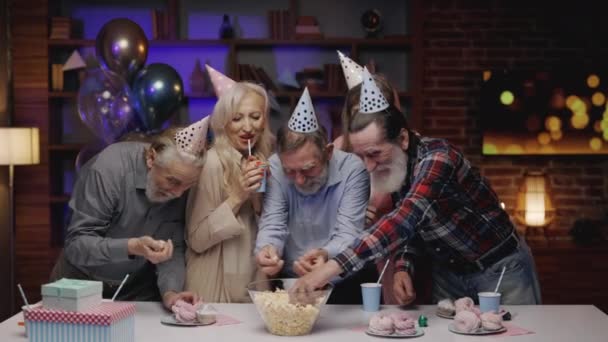 Gula Los Ancianos Divertidos Asilo Están Comiendo Exceso Cumpleaños Amigos — Vídeo de stock
