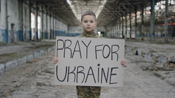 Portré Kis Katona Tiltakozó War Holding Banner Felirattal Imádkozz Ukrajnáért — Stock videók