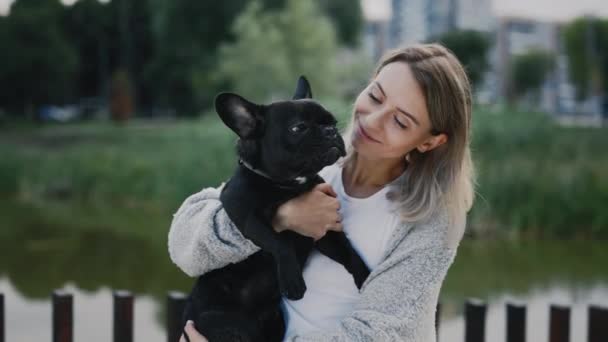 Ritratto Della Donna Felice Sorride Portando Suo Cucciolo Bulldog Nero — Video Stock