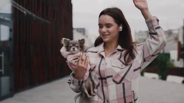 Glad Vit Kvinna Går Dansar Med Chihuahua Händerna Lyssnar Musik — Stockvideo