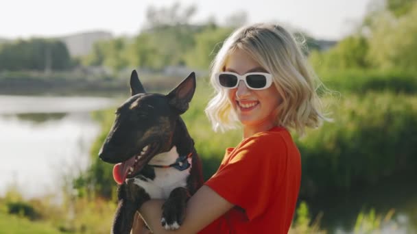 Happy Stylish Caucasian Woman Pet Owner Está Segurando Abraçando Seu — Vídeo de Stock
