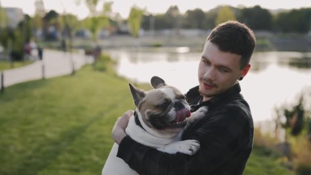 Portrét Usmívajícího Stylového Bělocha Pet Owner Drží Svého Půvabného Brooklynského — Stock video