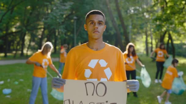 Multi Ethnic Man Volunteer Holding Plastic Poster Visar Ett Tecken — Stockvideo