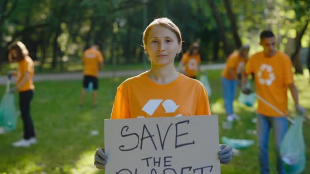 Caucasian Woman Holding Spara Planet Poster Visar Ett Tecken Protesterar — Stockvideo