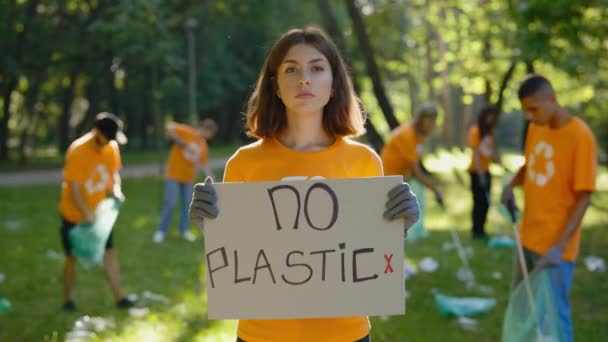 Ingen Plastaffisch Kvinnoaktivist Håller Ekologi Affisch Smutsiga Skogen Bakgrund Offentlig — Stockvideo