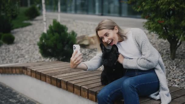 Beautiful Smiled Woman Está Sentada Banco Con Encantador Bulldog Francés — Vídeo de stock