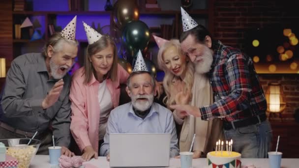 Glad Äldre Man Firar Sin Födelsedag Online Med Sina Vänner — Stockvideo