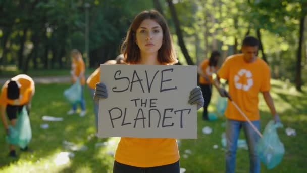 女性活跃分子的画像拯救地球生态海报 妇女对森林中的污染表示抗议 收集垃圾的志愿者小组 公众示威 — 图库视频影像