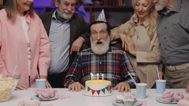 Uomo Anziano Cappello Compleanno Che Spegne Candela Sulla Torta Compleanno — Video Stock