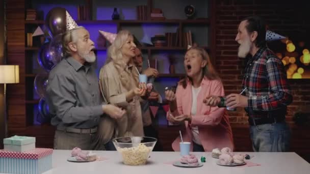 Старшие Счастливчики Доме Престарелых Веселятся Переедают День Рождения Пожилые Друзья — стоковое видео