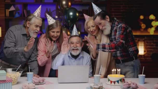 Szczęśliwy Uśmiechnięty Starszy Mężczyzna Jego Przyjaciele Domu Emerytalnym Świętujący Urodziny — Wideo stockowe