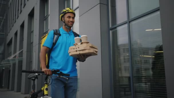 Smiled African American Man Courier Porte Une Pizza Café Dans — Video