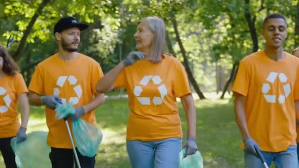Equipo Voluntariado Grupo Multiétnico Eco Activistas Apoyando Ecología Caminando Bosque — Vídeos de Stock