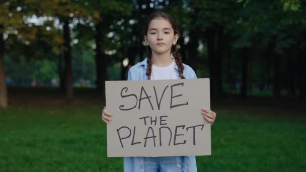 Ocal Plakat Planety Młoda Dziewczyna Eco Activist Holding Plakat Ekologiczny — Wideo stockowe