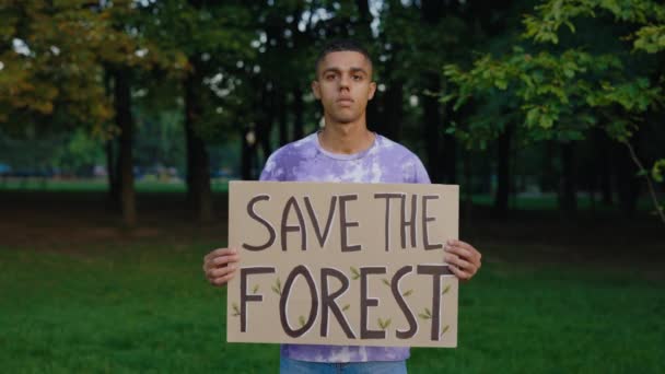 Портрет Многонационального Человека Эко Активиста Держащего Плакат Экологии Спаси Планету — стоковое видео