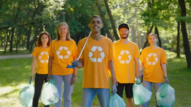 Ormanı Çöplükten Temizledikten Sonra Parkta Duran Çok Irklı Çevreci Aktivistlerin — Stok video