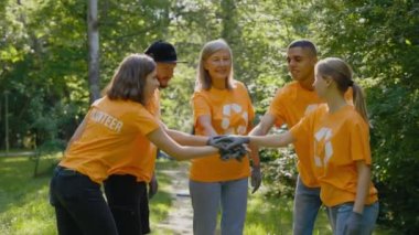 Çok ırklı çevreci aktivistler el ele veriyor. Gönüllülerde takım ruhu