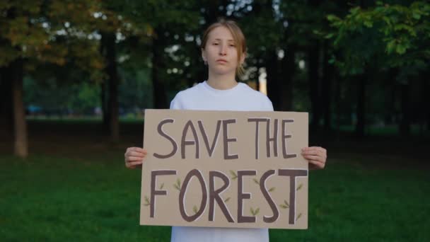 Orman Posterini Kurtarın Yeşil Orman Arkaplanında Çevre Eylemcisi Genç Kız — Stok video