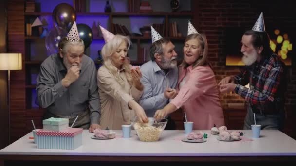 Зрелые Смешные Люди Переедают Дне Рождения Дома Пожилые Друзья Едят — стоковое видео