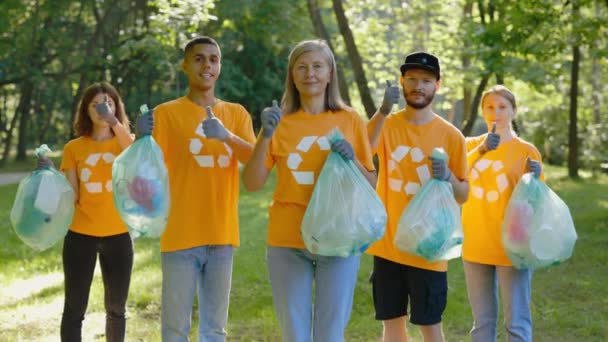 Portret Wieloetniczna Grupa Ekoaktywistów Pokazuje Kciuki Sprzątaniu Lasu Śmieci Koncepcja — Wideo stockowe