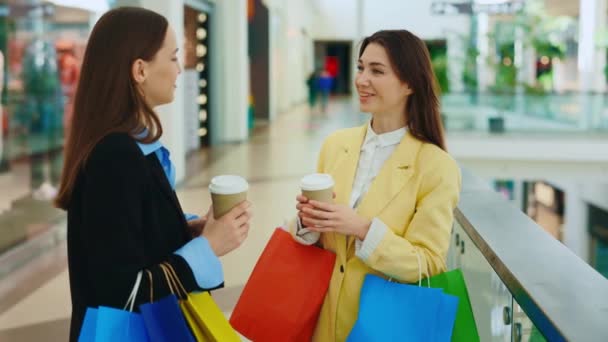 Twee Vrolijke Vrouwelijke Vrienden Het Winkelcentrum Vrouwen Die Koffie Vasthouden — Stockvideo