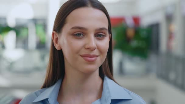 Porträt Der Schönen Käuferin Einkaufszentrum Nahaufnahme Des Lächelnden Mädchens Glückliche — Stockvideo