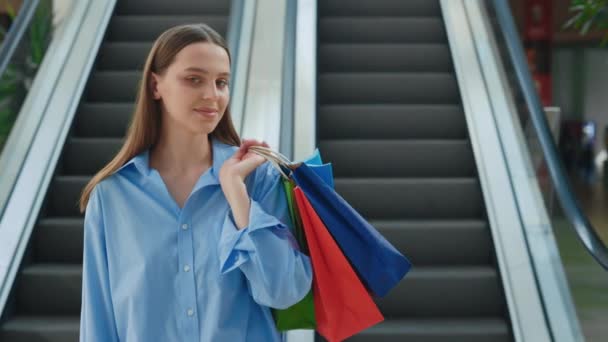 Gülümseyen Kadın Müşterinin Portresi Alışveriş Yaptıktan Sonra Mutlu Oluyor Dükkandan — Stok video