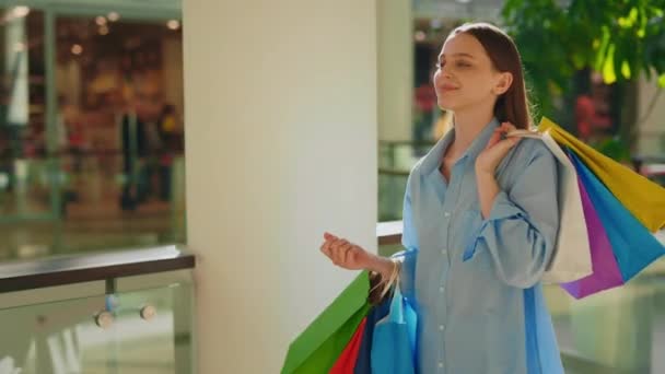 Pelanggan Wanita Muda Tersenyum Merasa Bahagia Setelah Belanja Berjalan Mall — Stok Video