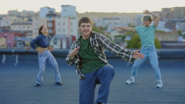Três Pessoas Dançar Telhado Olhar Para Câmara Jovem Dançando Hip — Vídeo de Stock