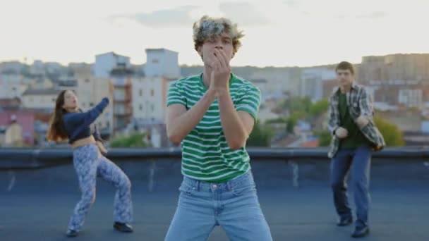 Trois Personnes Dansant Sur Toit Regardant Caméra Jeune Homme Dansant — Video