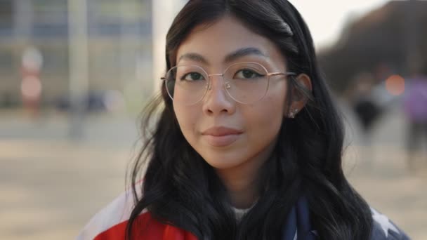 Stolt Leende Asiatisk Kvinna Stående Gatan Insvept Usa Flagga Titta — Stockvideo