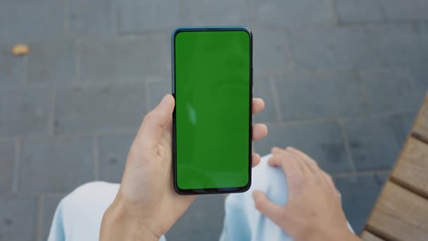 Точка Зору Людини Сидить Зовні Використовуючи Телефон Зеленим Макетом Екран — стокове відео