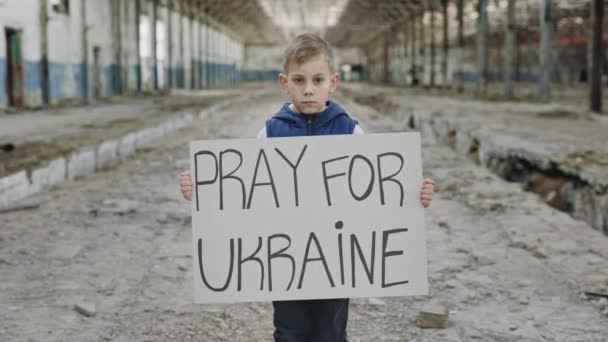 Portré Komoly Kaukázusi Fiú Tiltakozik Háború Gazdaság Banner Felirattal Imádkozz — Stock videók