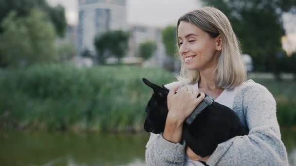 Feliz Propietario Mascotas Caucásicas Está Acariciando Besando Cachorro Bulldog Francés — Vídeos de Stock