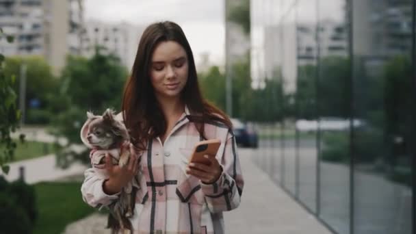 Krásná Kavkazská Dívka Procházce Svým Malým Chihuahua Pomocí Aplikace Smartphone — Stock video