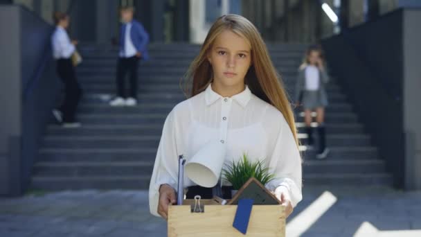 Portret Młodej Biznesmenki Kierowniczki Biura Zwolnionej Pracy Zdenerwowana Młoda Dziewczyna — Wideo stockowe