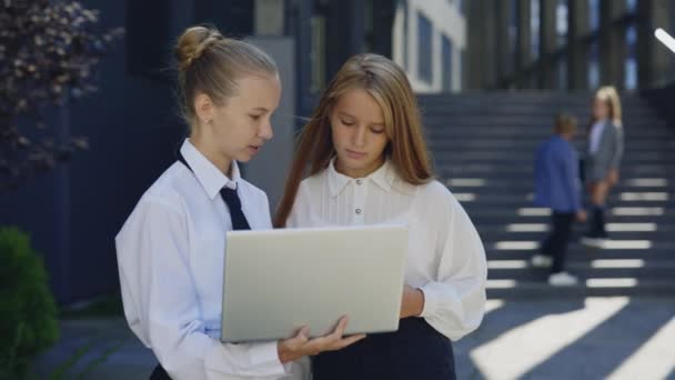 Két Fiatal Kis Üzletasszony Akik Laptopot Használnak Munkavégzésre Irodaépület Mellett — Stock videók