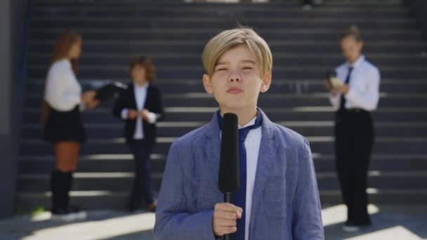 Portret Młody Dzieciak Biały Przystojny Mężczyzna Dziennikarz Rozmowa Mikrofonem Dla — Wideo stockowe