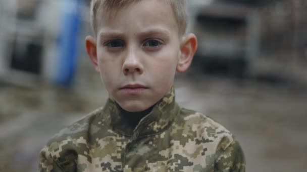 Portret Małego Poważnego Żołnierza Mundurze Wojskowym Stojącego Zniszczonej Fabryce Patrzącego — Wideo stockowe
