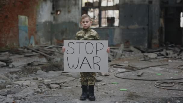 Portret Van Kleine Jongen Die Militaire Uniformen Droeg Protestoorlog Spandoek — Stockvideo