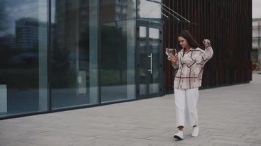 Mutlu Kafkas Kadın Hayvan Arkadaşıyla Yürüyor, Dans Ediyor, Sevimli Chihuahua 'ya Kucaklıyor, Ellerinde Müzik Dinliyor, Eğleniyor ve Dans Ediyor. İnsanlar Köpek Dostluğu Konsepti