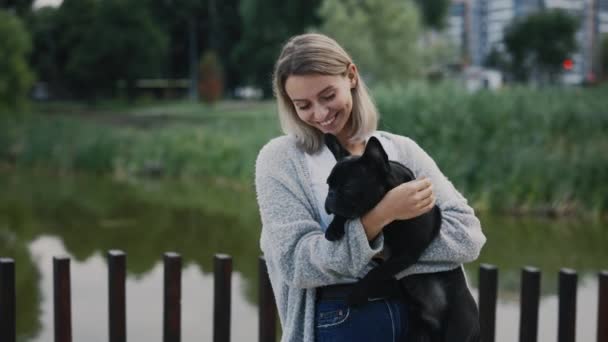 Retrato Mujer Sonriente Feliz Llevando Perrito Toro Francés Negro Mirando — Vídeo de stock