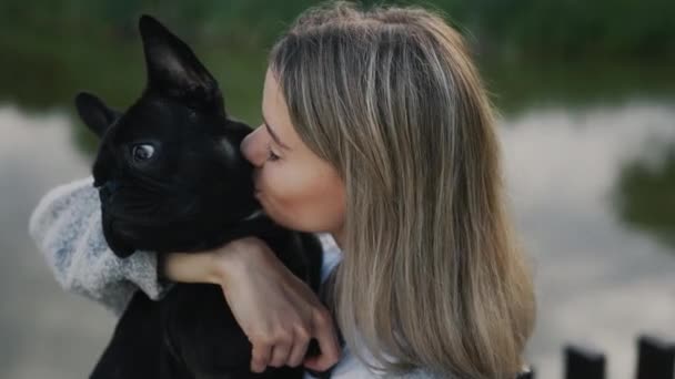 Właścicielka Happy Caucasian Woman Pet Głaska Całuje Swojego Czarnego Francuskiego — Wideo stockowe